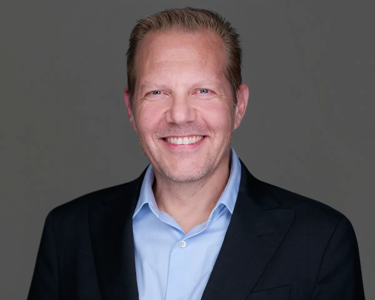 Ein Mann blickt in die Kamera.